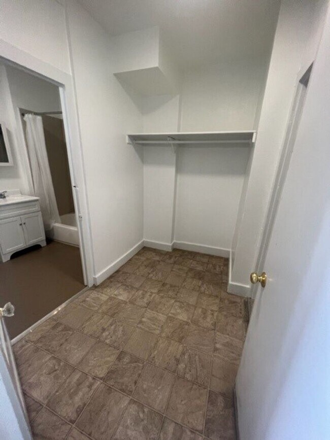 Building Photo - 632