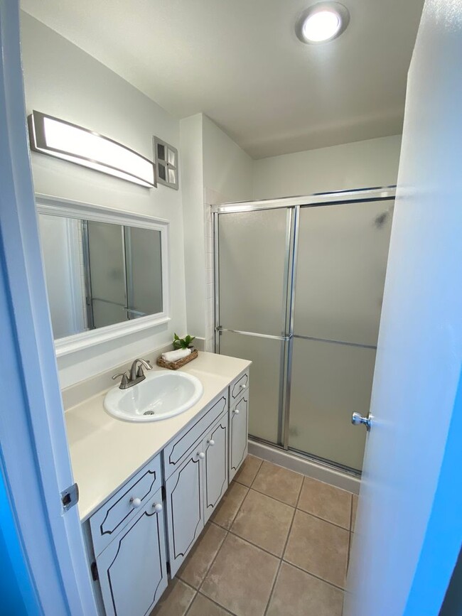 Building Photo - Two Bedroom Townhome W/ Parking, Dishwasher & In Unit Washer/Dryer!