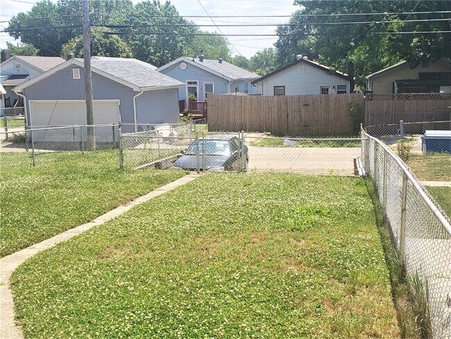 Building Photo - 4634 Ray Ave