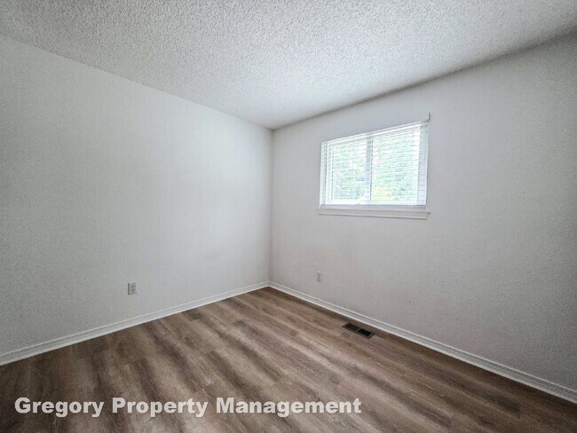 Building Photo - !! $3500 for 18 month lease !!  Private La...