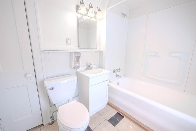 Building Photo - 819 Oakland Dr