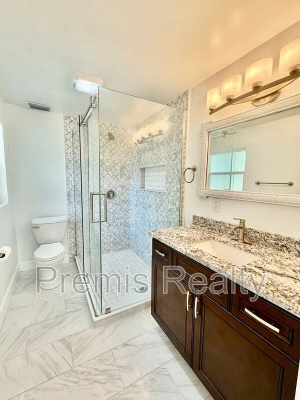 Building Photo - 2014 Pinehurst Dr