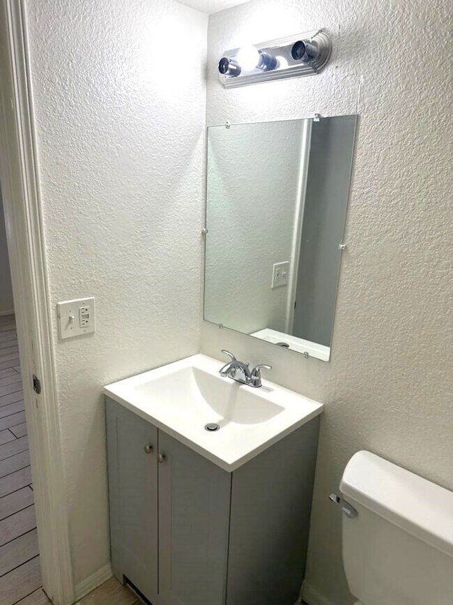 Building Photo - 2 bed 2 bath condo with balcony