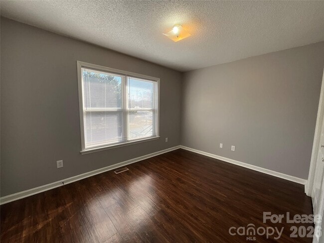 Building Photo - 206 W 15th St