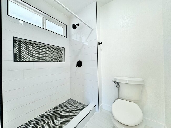 Building Photo - Beautifully Updated 4B/2.5BA House with Solar and A/C!