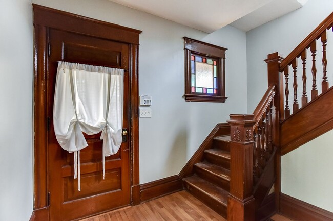 Building Photo - Renovated 3 Bedroom 2 bathroom house. Superb Master suite.