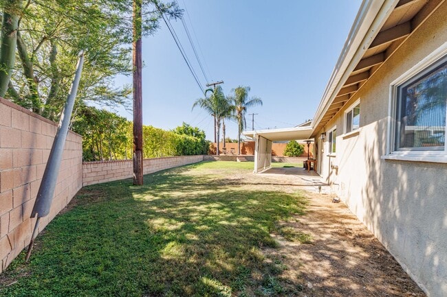 Building Photo - Beautifully Renovated 3-Bedroom Home in Pr...