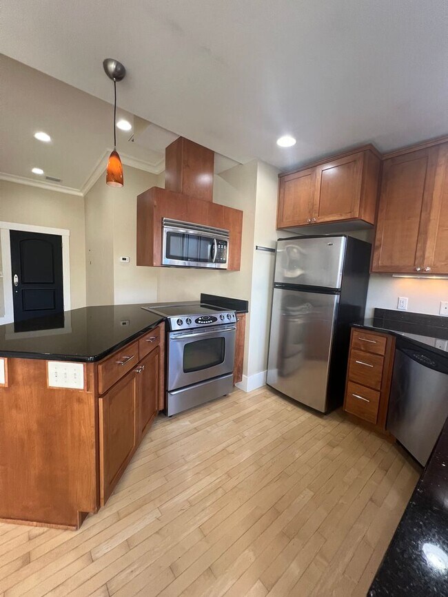 Building Photo - One Bedroom, One bath Apartment in Downtown Ashland | Available Now