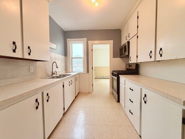 Building Photo - 603 Silver St