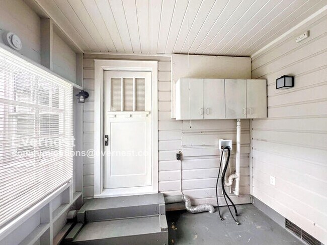 Building Photo - 3 Bed, 1 Bath Home with Great Comforts / C...