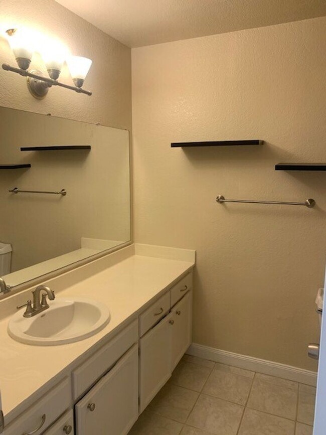 Building Photo - Great 3 Bedroom Townhouse!