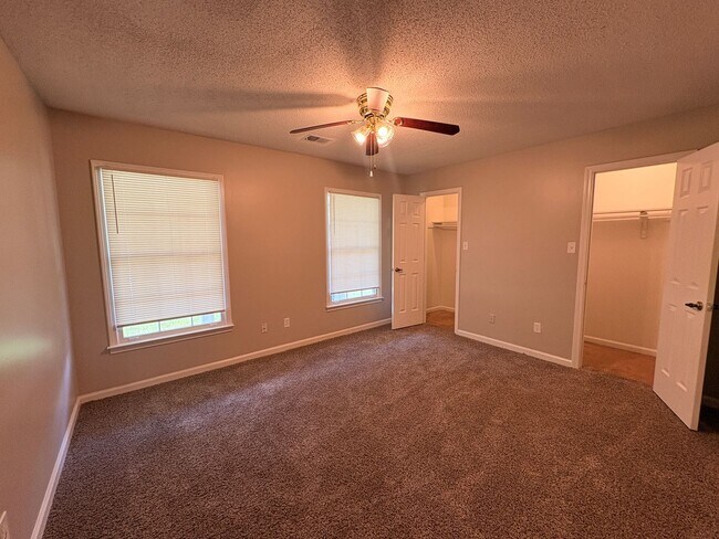 Building Photo - Spacious Home Freshly Painted and New Carpeted! Fully Fenced in Back Yard.