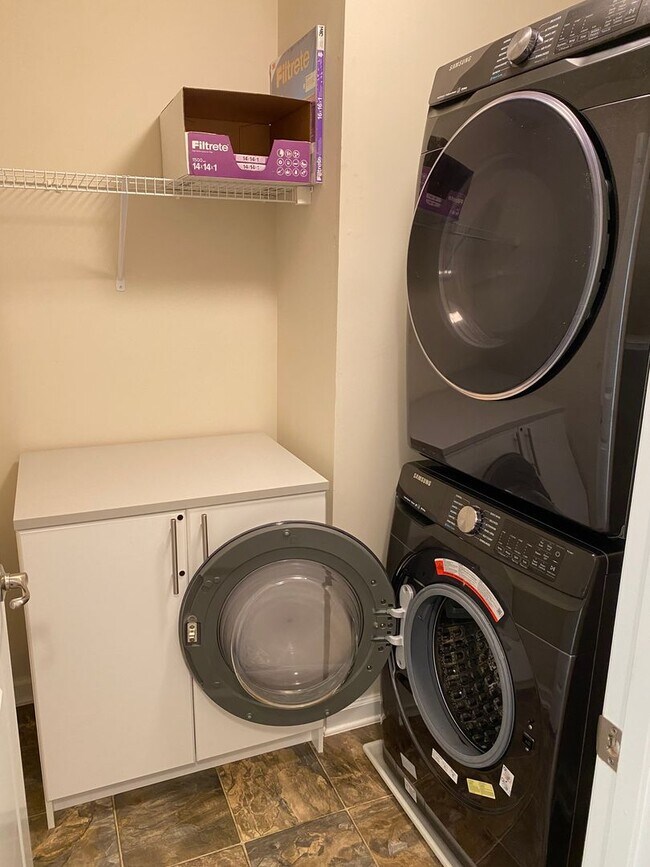 Building Photo - -- AVAILABLE MAY 8TH -- 3 BR / 3.5 BA End Unit Townhome, Available May 8th!