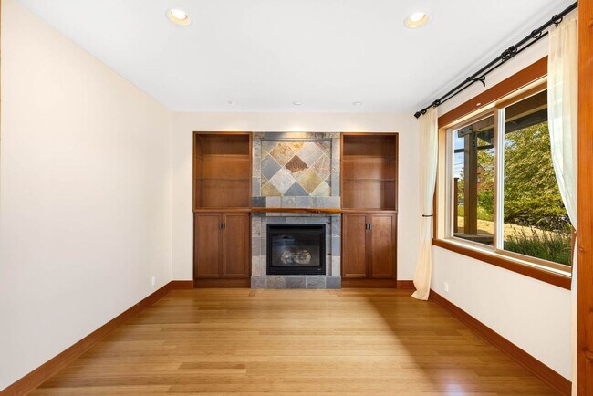 Building Photo - Charming Ravenna home with 5 bedrooms, 4 b...