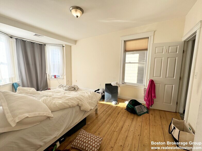 Building Photo - 37 Hillside St