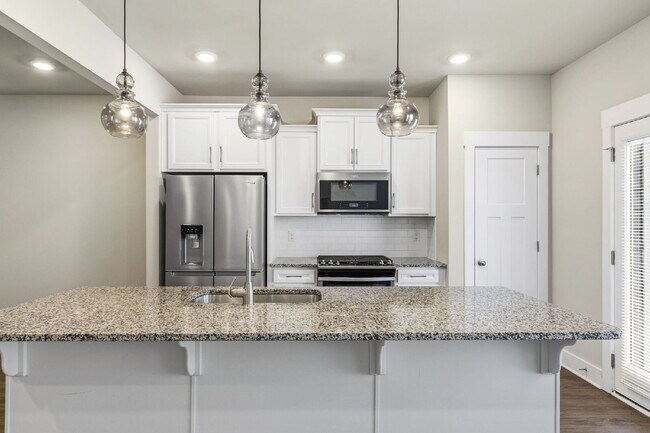 Building Photo - Craftsman 3BD Townhome Near Downtown Greenville | Garage + Granite Kitchen