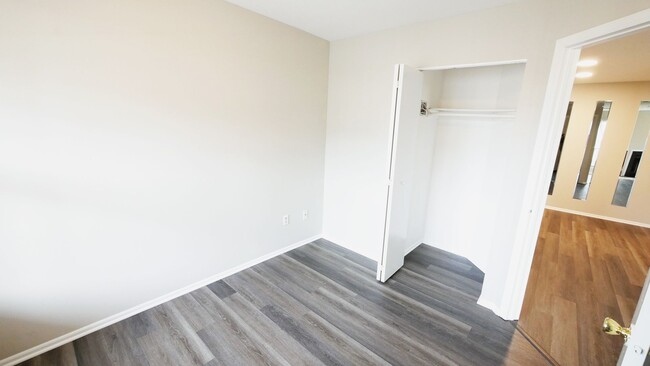 Building Photo - 3rd Floor Condo with 2 BR and 2 Full Baths...