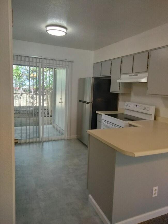 Building Photo - 12100 Candelaria Rd NE