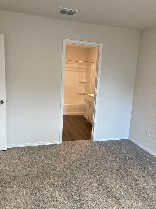 Building Photo - 3 Bedroom/2 Bathroom Lonesome Dove