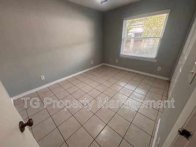 Building Photo - 207 7th St S