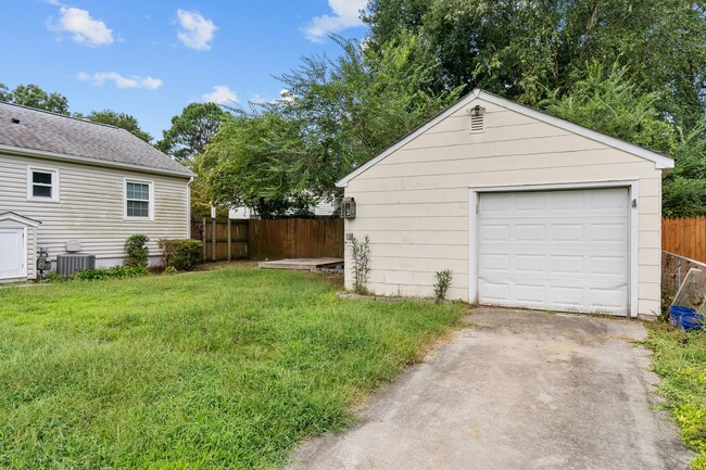 Building Photo - Charming 2-bedroom ranch.