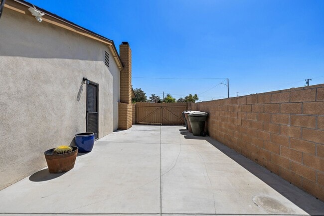 Building Photo - Spacious Home on Corner Lot!