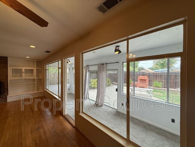 Building Photo - 1537 Maplewood Dr