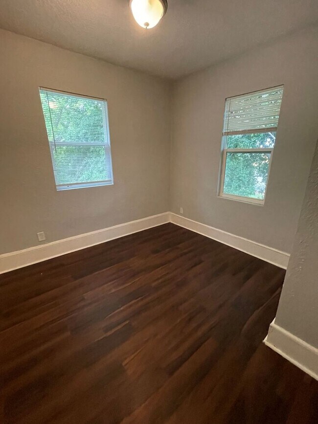 Building Photo - Duplex with Garage Apartment