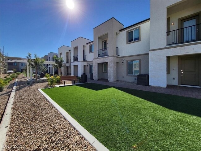 Building Photo - 8667 Luxuriant Ave