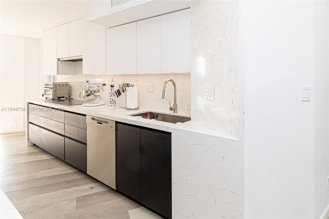 Building Photo - 3180 S Ocean Dr