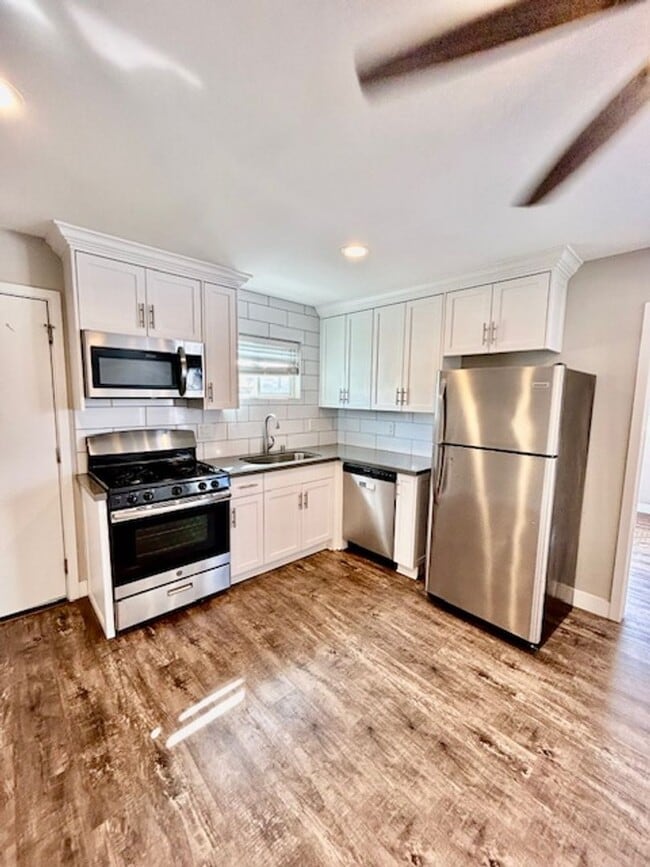 Building Photo - Beautiful Renovated 2bd with Yard