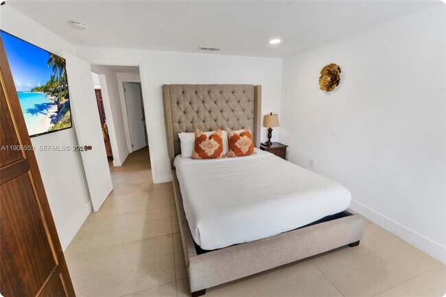 Building Photo - 7536 W Treasure Dr