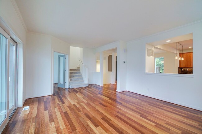 Building Photo - 3Bd/2.5Ba Issaquah Home