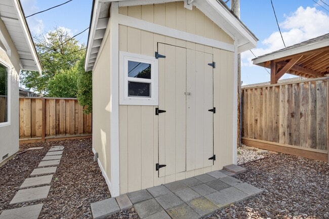 Building Photo - 899 Ebbetts Dr