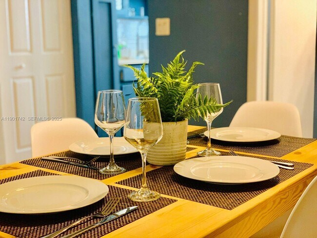 Building Photo - 825 Euclid Ave