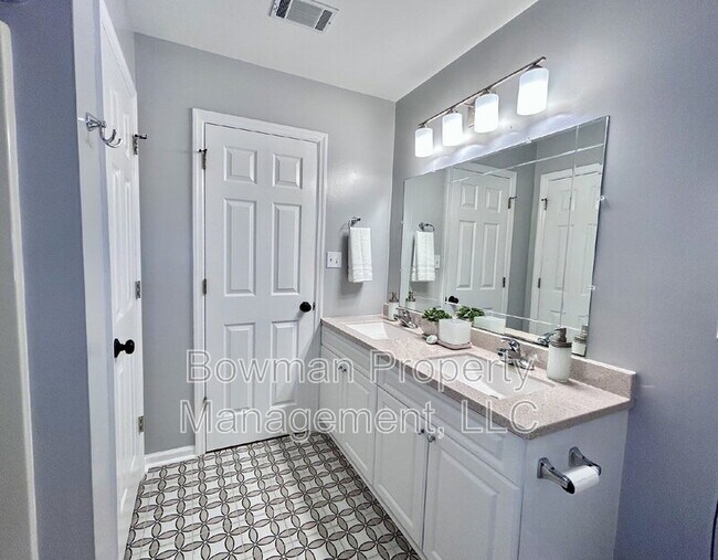 Building Photo - 255 Camelot Dr