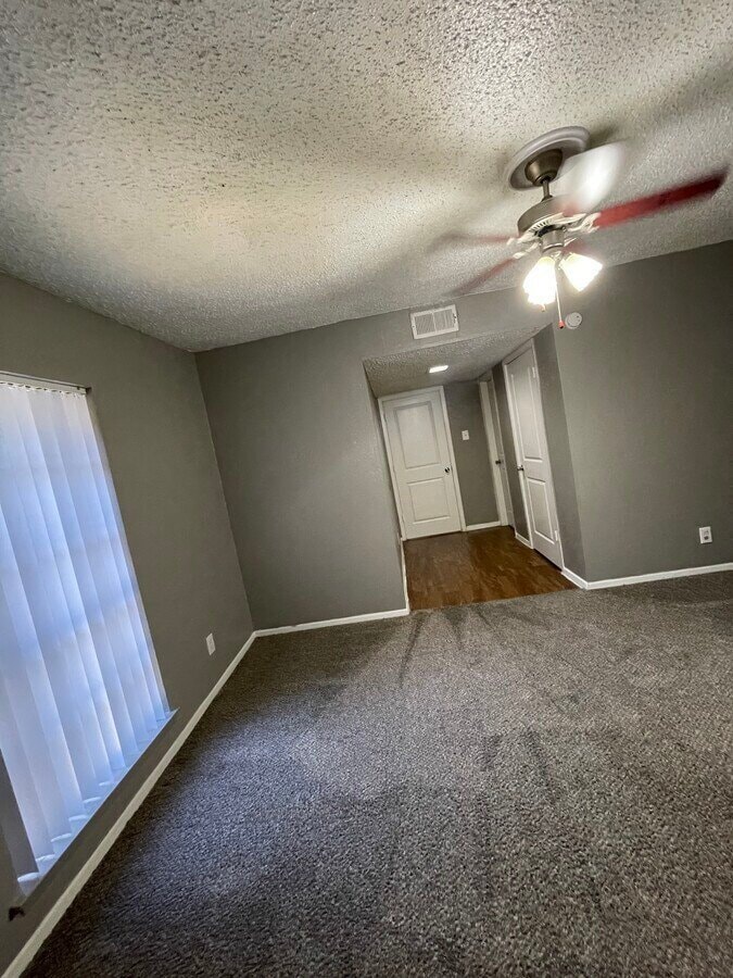 Building Photo - 1901 Lakeview Cir