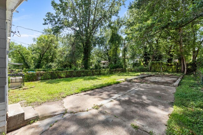 Building Photo - Charming 3-Bedroom Home with Fenced Yard a...