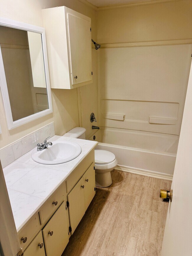 Building Photo - 3145 Woodview Dr