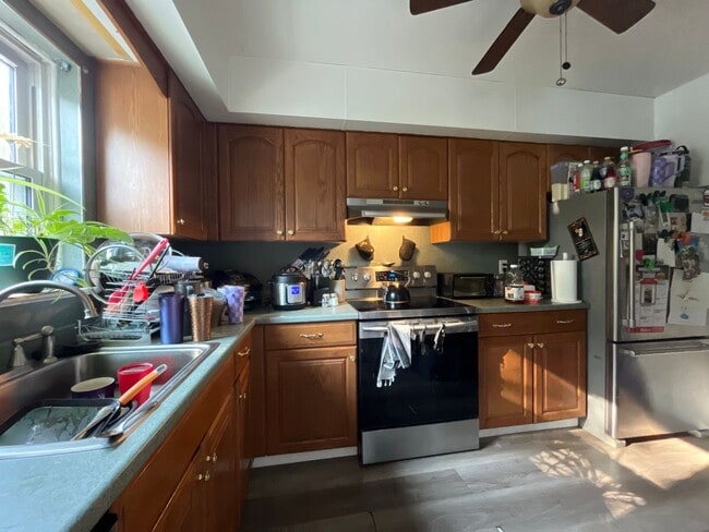 Building Photo - Beautifully updated 3-bedroom, 1.5-bath to...