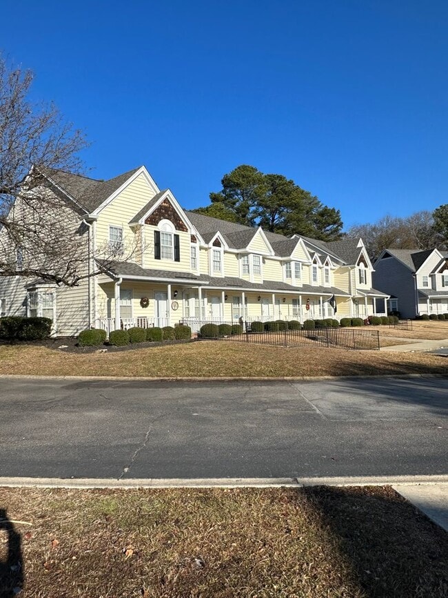 Building Photo - 2 Bedroom 2 bath apt with a POOL! Very close to everything but tucked away.