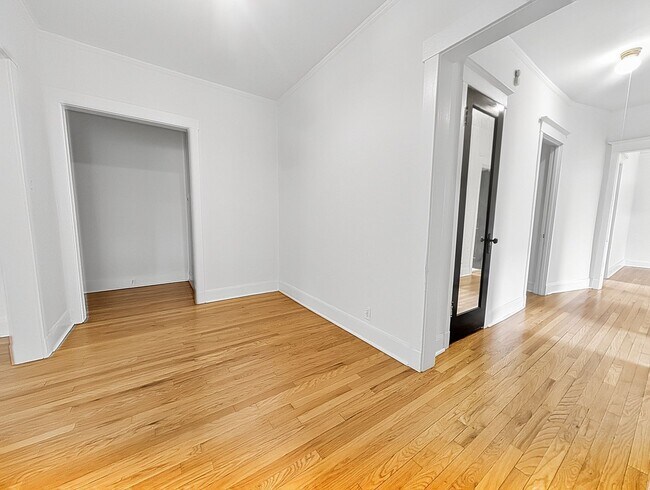 Building Photo - Large 3-bed/1-bath Apartment in the Heart of Rogers Park!