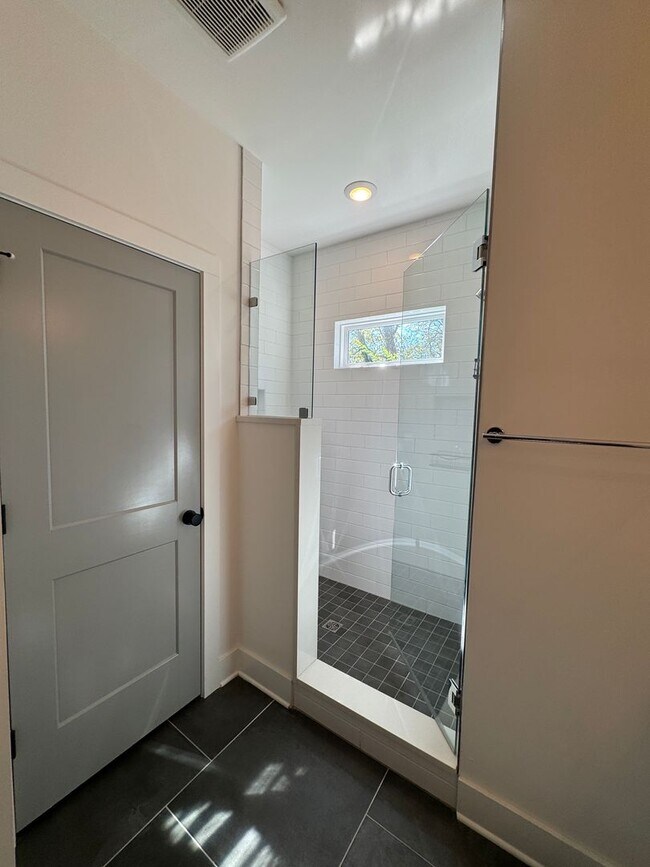 Building Photo - 3 bed. 2.5 bath in East Nashville ready fo...