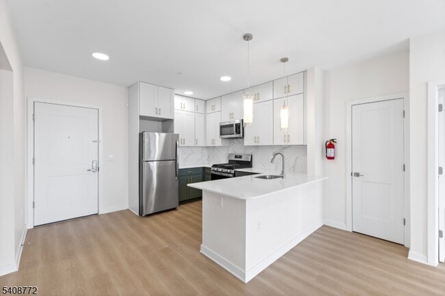 Building Photo - 321 E 3rd St