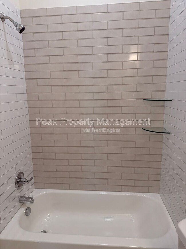 Building Photo - 3014 Parkwood Ave