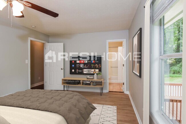Building Photo - 982 Millwood Dr SW
