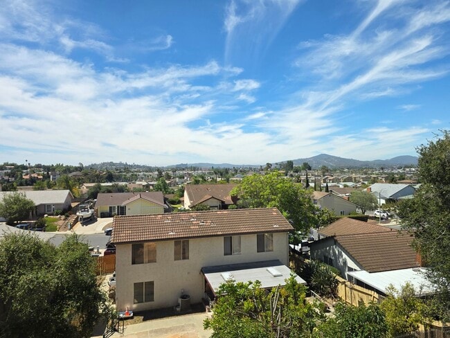 Building Photo - Large 3 bedroom home in quiet neighborhood cul-de-sac with amazing views