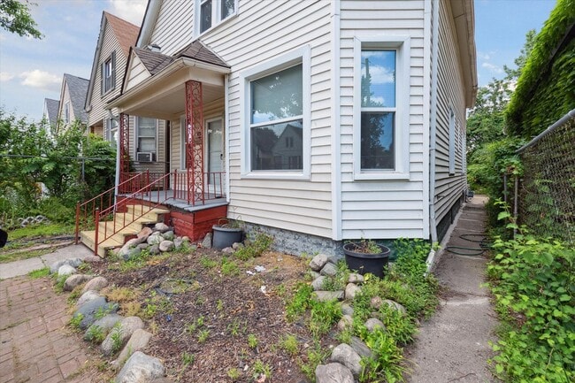 Building Photo - 4 Bedroom 2 Bath $1425