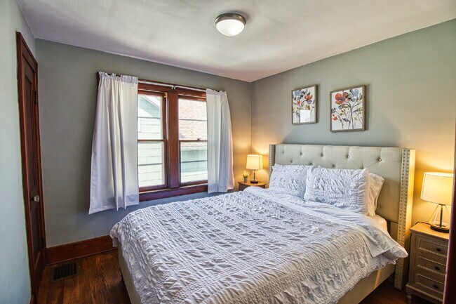 Building Photo - Furnished 4-Bedroom Single-Family Home in Kenmore