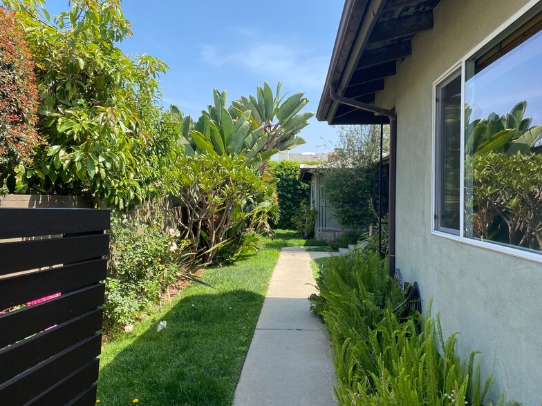 Building garden - 2215 Harriman Ln
